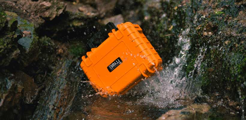 Waterproof B&W case A B&W case splashing into water